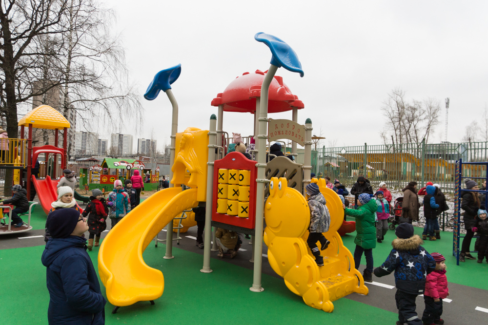 Детская площадка оснащена элементами для детей разных возрастов