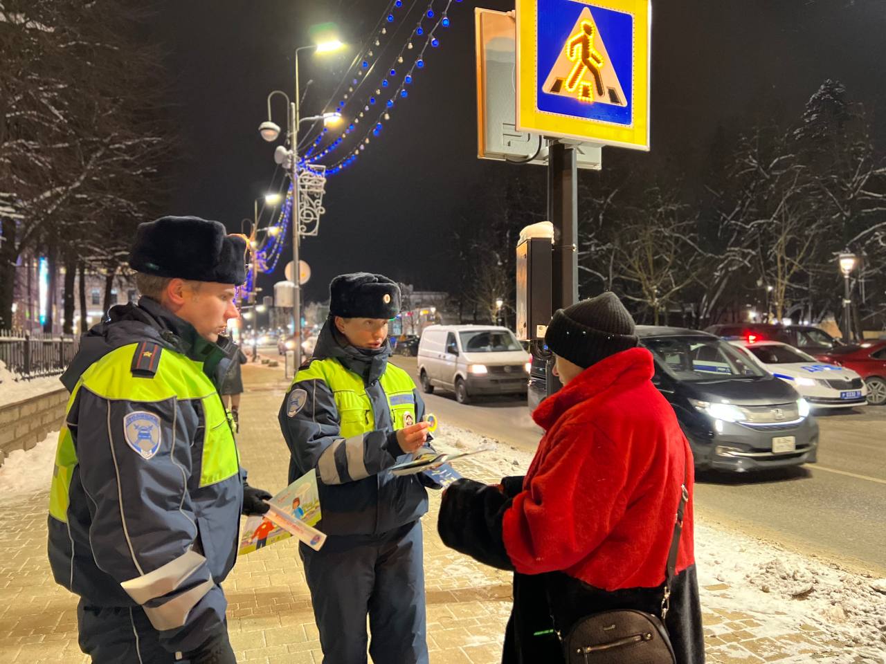 В Одинцовском городском округе автоинспекторы провели профилактическую акцию «Засветись» на оживленном пешеходном переходе.