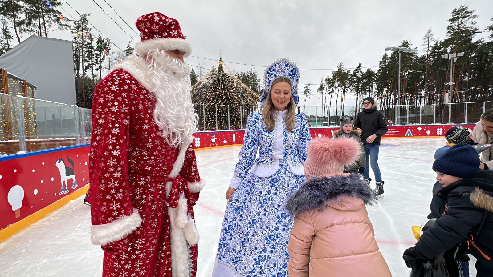 Полицейский Дед Мороз в Одинцове поздравил детей с наступающим Новым годом 